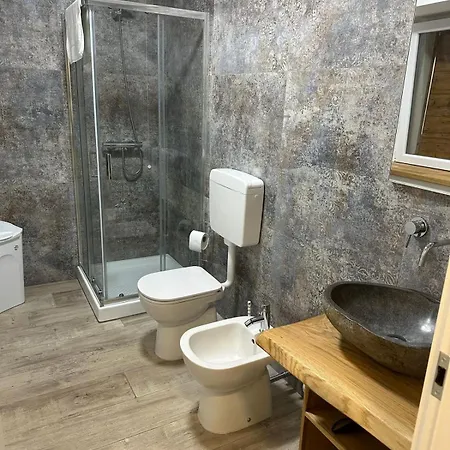 La Corte Dell'ulivo Pensión Polazzo